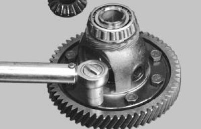 Выверните болты крепления