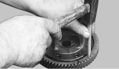 Спрессуйте ведомую шестерню