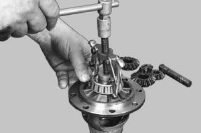 с помощью съемника спрессуйте их с дифференциала