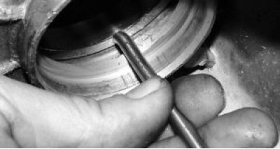 выпрессуйте сначала сальники полуосей