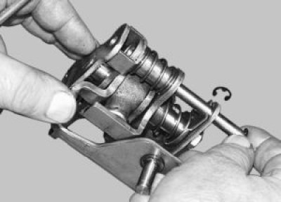 Выньте направляющую ось