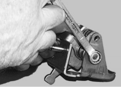 Отверните гайку крепления