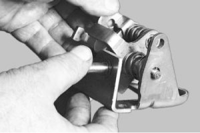 Выньте рычаг переключения передач