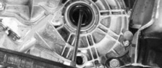 Извлеките из картера коробки передач сальник