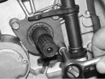 Выверните три болта