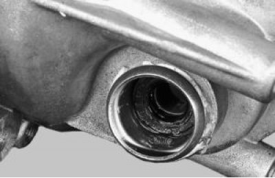 Извлеките сальник из картера сцепления