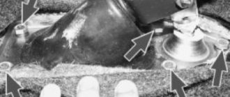 выверните пять болтов крепления основания рычага к полу