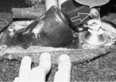 Отверните гайку крепления оси рычага