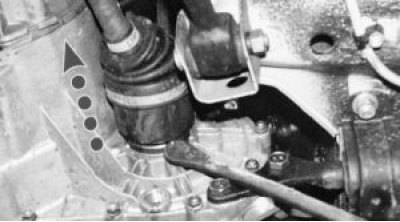 выдавите хвостовик внутреннего шарнира