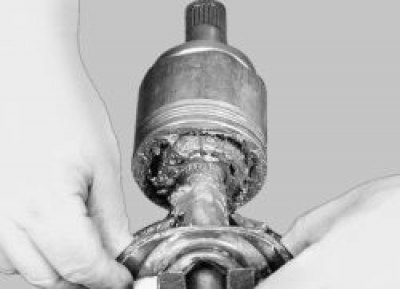 Сдвиньте грязезащитный чехол  ШРУС