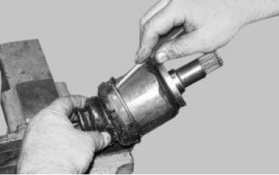 Установите грязезащитный чехол  ШРУС