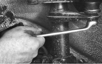 Отверните гайку крепления шарового шарнира