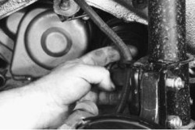 Выньте из кронштейна резиновый уплотнитель