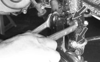 Отверните две гайки