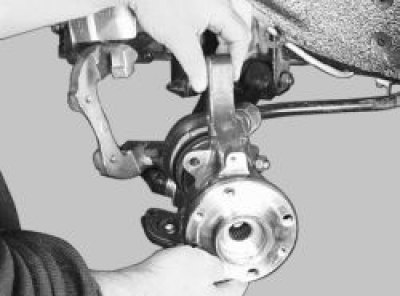 Выведите проушину поворотного кулака