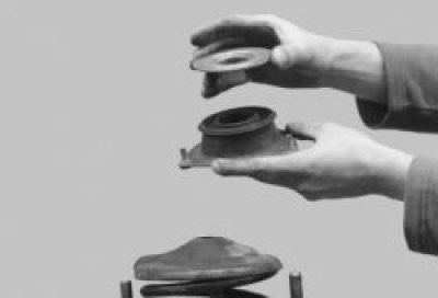 Снимите верхнюю опору