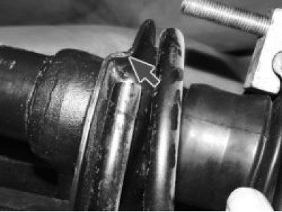 Установите пружину