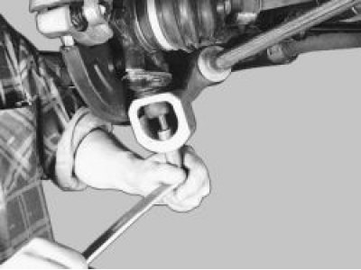 выпрессуйте палец шарового шарнира