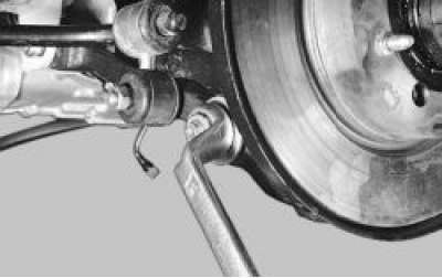 Ослабьте гайку заднего крепления