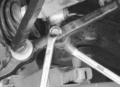 Отверните гайку крепления