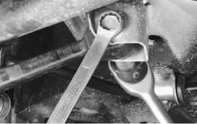 выньте болт