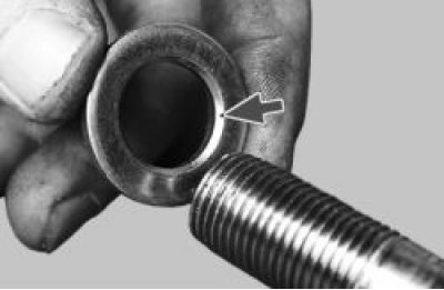 Установите регулировочные шайбы