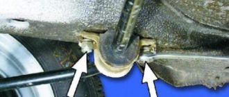 Отверните по одной гайке