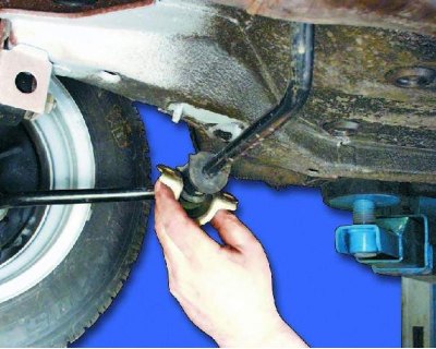 Отверните по две гайки крепления кронштейнов