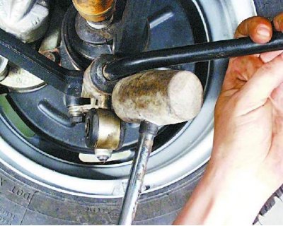 Снимите кронштейны и штангу стабилизатора