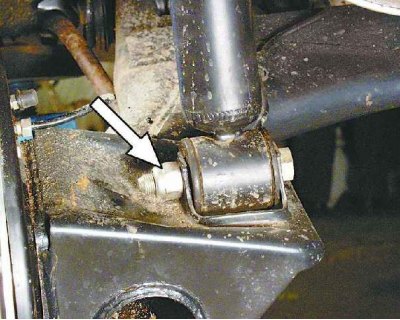 Отверните гайки нижнего крепления