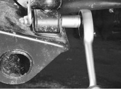 Отверните гайку нижнего крепления