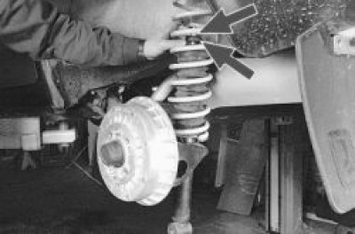 снимите со штока амортизатора нижнюю подушку