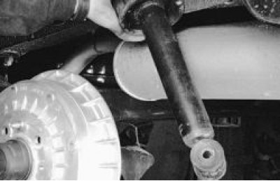 Выньте амортизатор