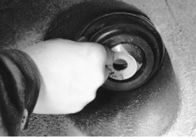 Снимите изоляционную прокладку