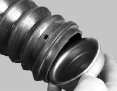 заправьте его кромку на фланец крышки