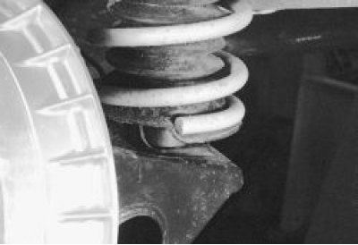 Установите пружину на стойку