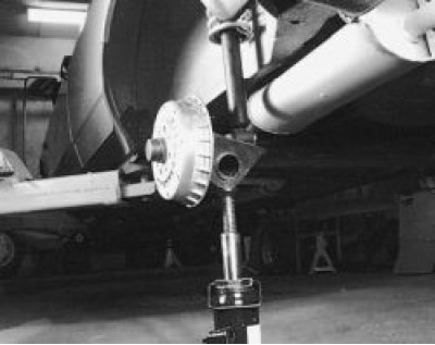 подставьте домкрат под балку