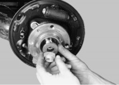 Отверните гайку ступицы