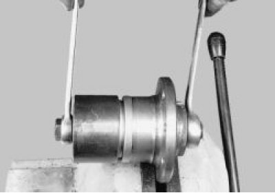 выпрессуйте подшипник из ступицы