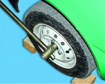 Расконтрите гайку ступицы