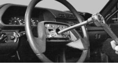 Отверните гайку крепления рулевого колеса