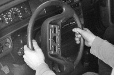 снимите его со шлицев рулевого вала