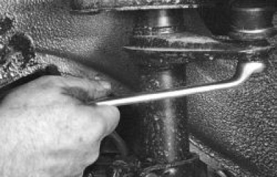 Отверните гайку крепления шарового шарнира