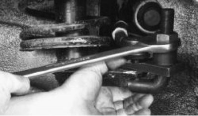 выпрессуйте палец шарового шарнира