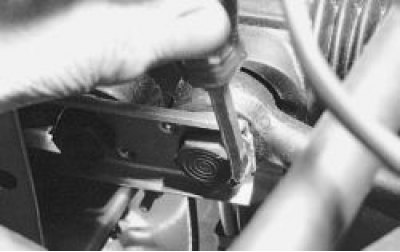 Расконтрите болты крепления