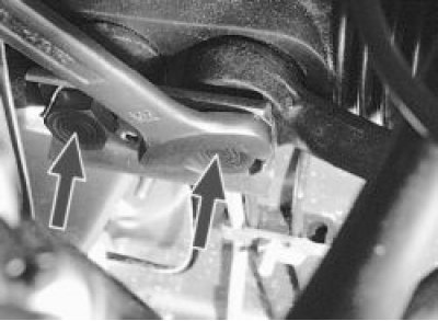 выверните болт крепления