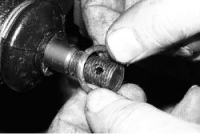 снимите уплотнительное кольцо