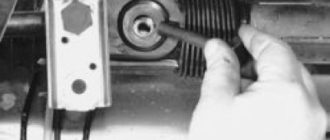 Вверните болт крепления