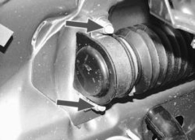 Отверните гайки крепления рулевого механизма