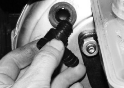 отсоедините от клапана вакуумный шланг